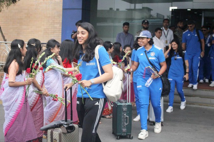 India Women's Team is warmly welcomed by Bangladesh.
#CricketTwitter #cricketupdate #WomensCricket #SmritiMandhana #BCCI