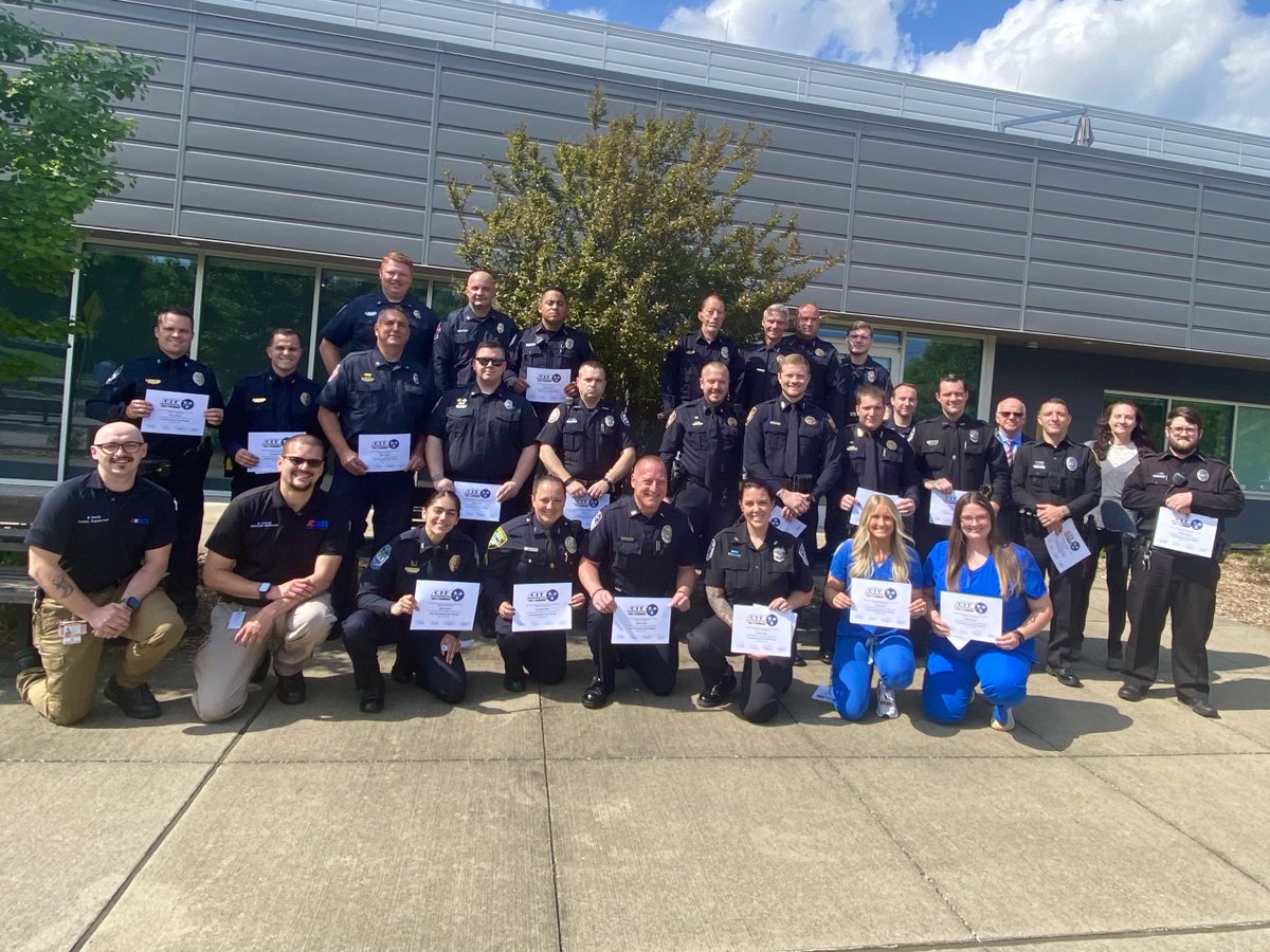 Congrats to our 2 newest Crisis Intervention Training grads! Officers Sobel and Mozingo join the ranks of our officers ready and willing to help those in crisis, and keep on showing their selfless service. Way to go!! #knoxcountyschoolsecurity