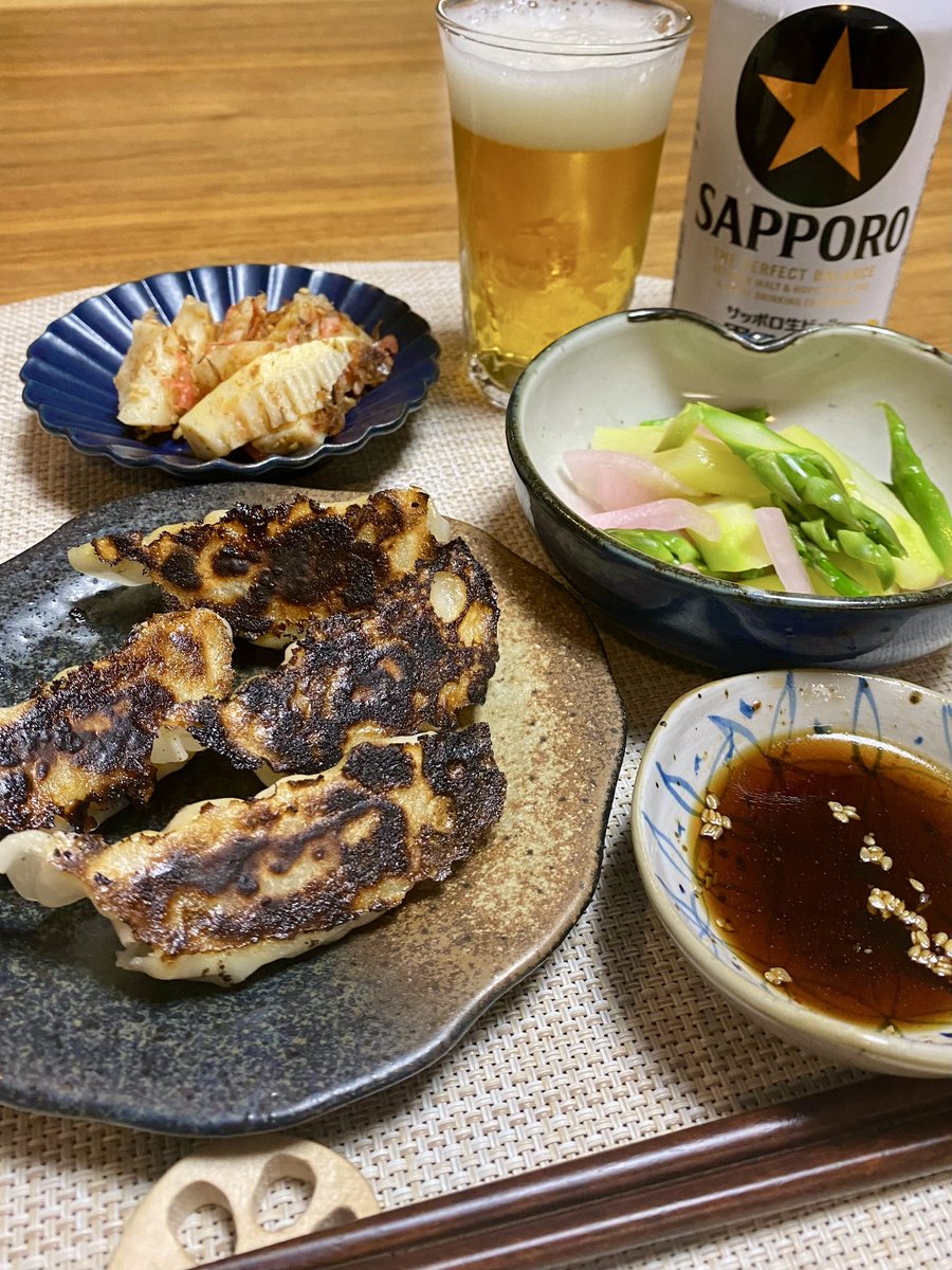 今夜の晩酌は岩下の梅しそ大根と庭のアスパラ。そして焼き過ぎた餃子…🍻香ばし過ぎ🤣