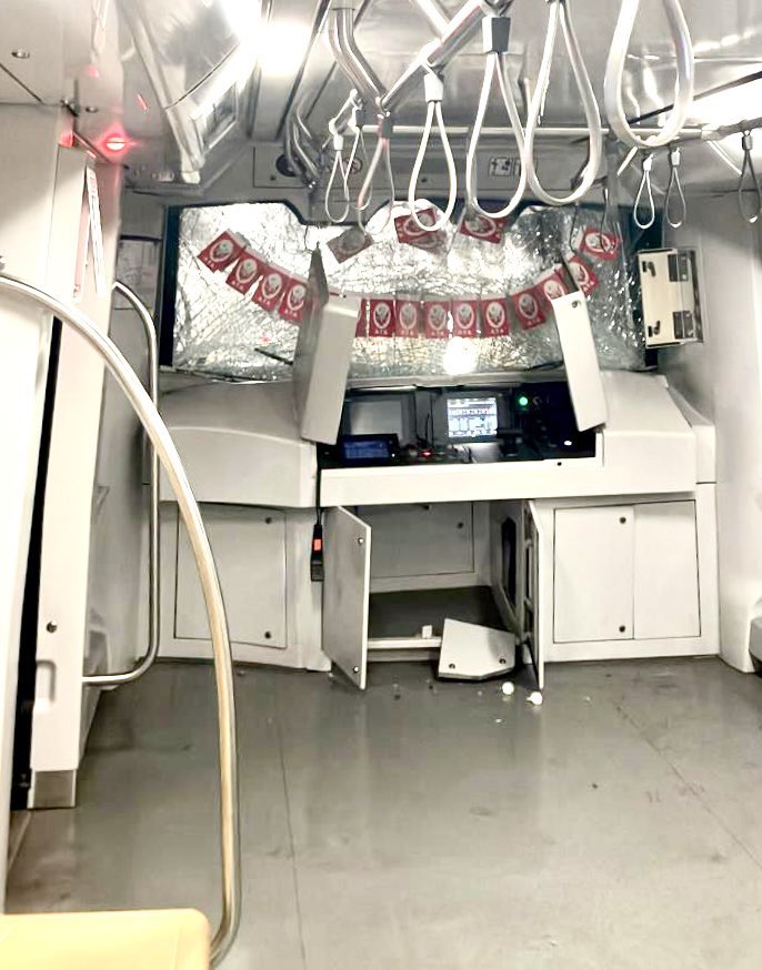 tevfikgoksu's tweet photo. Üsküdar - Samandıra metrosu…

30 saattir “arıza” denilerek kullanılamayan metronun, bir fotoğraf karesi ile ortaya çıkan hakikati. 

İBB Başkanı ve yöneticileri, her zaman olduğu gibi gerçekleri konuşmak yerine, maalesef yine olanları saklamayı tercih etti.

Gerçekleri saklamak, metrolarda, otobüslerde her gün yaşanan ulaşım sorunlarını görmezden gelmek, türlü iletişim yollarını kullanarak suni gündemler oluşturmak sizi yaşananlardan ve Allah korusun gelecekte yaşanması muhtemel sorunlardan kurtarmıyor. 

Kazalar yaşanabilir. Bugün bizim buradan çıkarmamız gereken asıl ders ise hakikattir. 

Bu kazanın boş metro trenlerinde, işletme saatleri dışında yaşanması ve hiçbir İstanbullunun zarar görmemesi en büyük tesellimiz. 

Herkese geçmiş olsun.