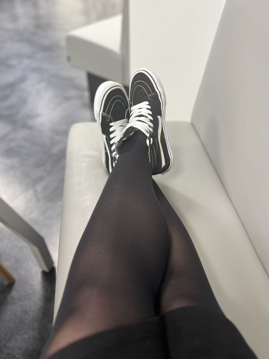 Sweating in these today…. Can’t wait to take them off later… set the sweaty soles free. Shame they’re not in your mouth 😛

#sweatyfeet #nylonfetısh #nylons #smellyfeet