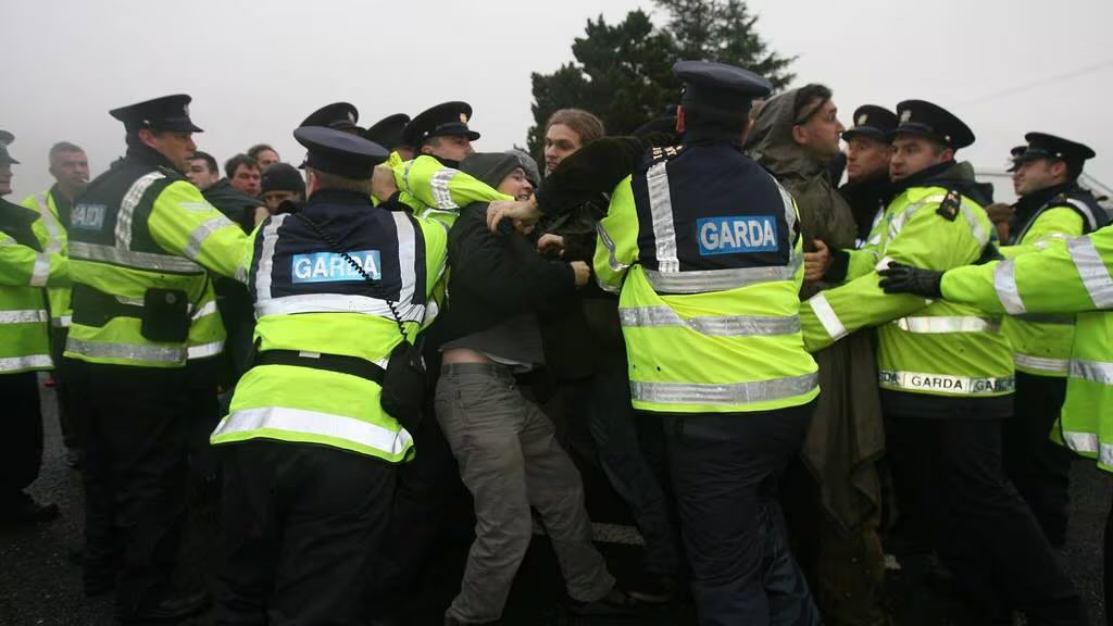 harrymooreis's tweet photo. @RuthCoppingerSP @TonightVMTV They had no difficulty deciding how to manage protesters to the Corrib gas pipeline   https://t.co/PWVWYK9cRu https://t.co/0lkdZSJwzG