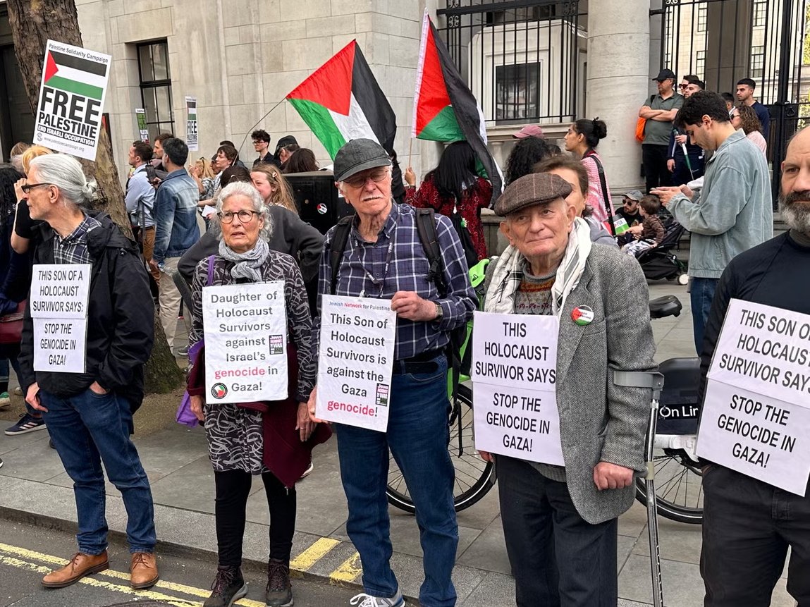 'Holocaust survivors’ descendants deny Palestine marches are no-go zones for Jewish people' independent.co.uk/news/uk/home-n…