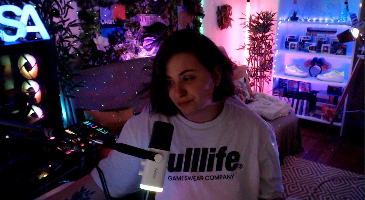 xWeeXi's tweet photo. Je n'arrive pas à déterminer si c'est une ambiance de boite de nuit ou cyberpunk mon décor sans la light 😂 https://t.co/mV5QEJbaJB