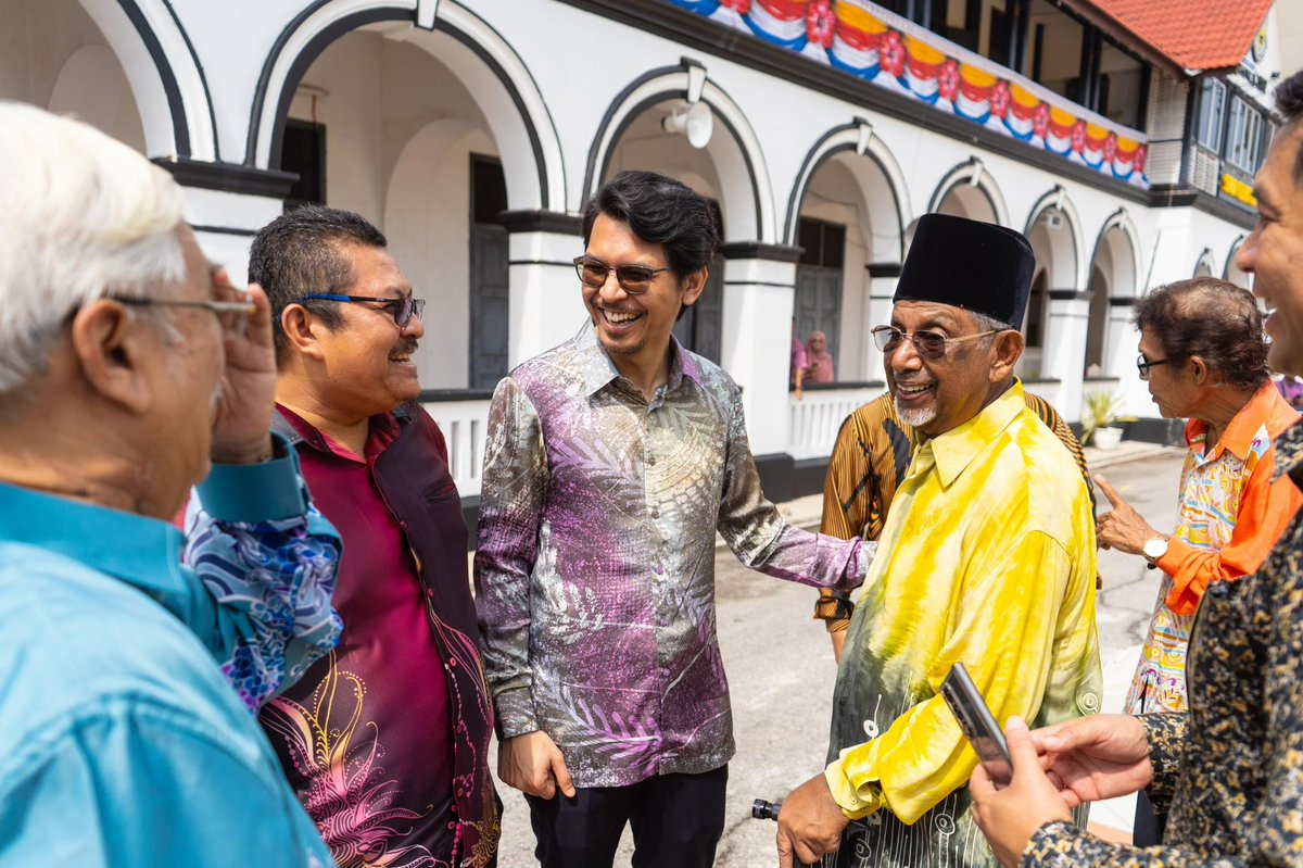 Hadir ke Majlis Perasmian Bas Sekolah Menengah Kebangsaan Clifford, Pelancaran Laman Web Rasmi OCA, Penamaan Dataran OCA, Pelancaran Buku ‘Melentur Buluh Biarlah Dari Rebungnya’ dan Majlis Silaturrahim Aidilfitri di Dataran OCA, SMK Clifford, Kuala Kangsar pagi tadi. Perasmian