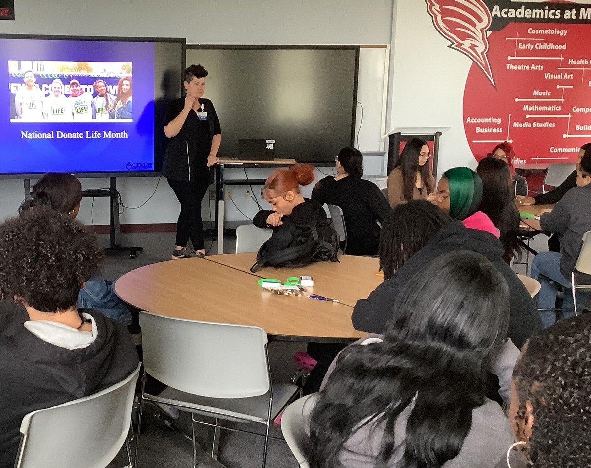 Brandy Jenkins, LGH trauma neurosurgical unit nurse manager, led a discussion on organ donation with students at @McCaskeyHS in the @SDoLancaster. During #DonateLifeMonth, we encourage everyone to register to be an organ, eye, and tissue donor: donatelife.net