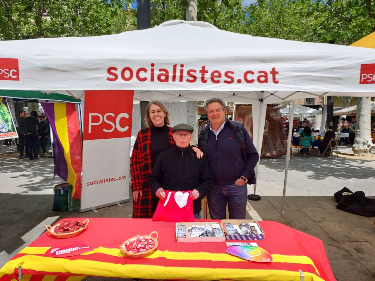 pscolot's tweet image. Celebrant Sant Jordi al Firal! Vine a la nostra parada i endú-te un punt de llibre. 🌹📚 T'esperem per compartir amb tu aquest dia especial. #SantJordi #Firal #Lectura #Cultura #Tradicions #Psc