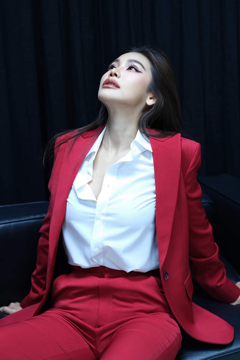 PhnidaCheid's tweet photo. สีแดงเป็นรัยที่ออร่ามาก #อิงฟ้ามหาชน
   มื่อวาน                                วันนี้ https://t.co/LlrXuyT6YO