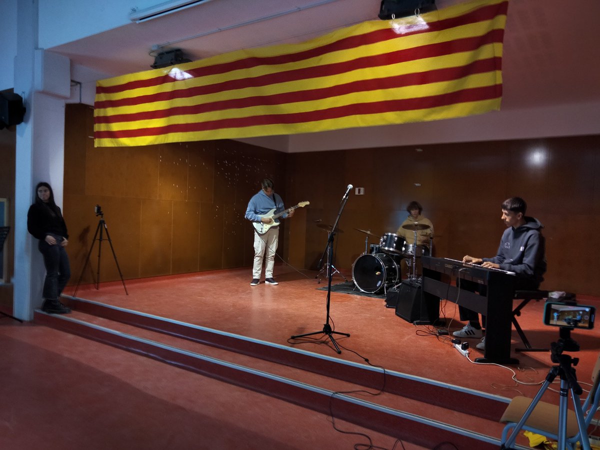 INS_Vilamajor's tweet photo. Això segueix amb els cursos: 3r i 4t d'ESO i 1r i 2n de batxillerat. #SantJordi2024 https://t.co/pqT9WuZHMT