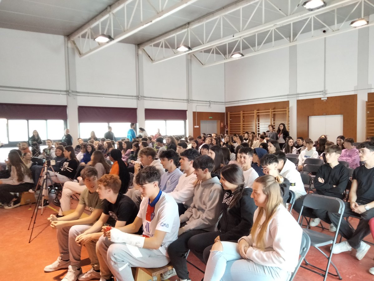 INS_Vilamajor's tweet photo. Això segueix amb els cursos: 3r i 4t d'ESO i 1r i 2n de batxillerat. #SantJordi2024 https://t.co/pqT9WuZHMT