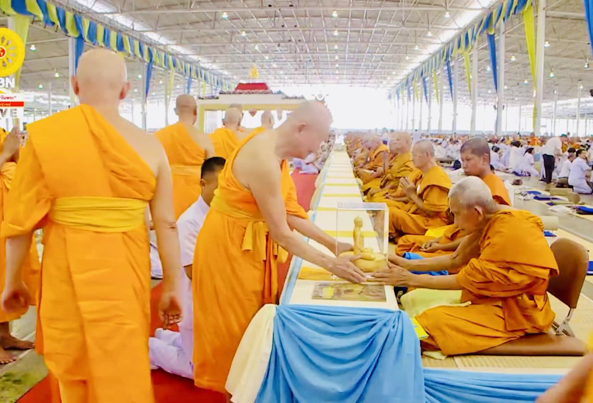 Psanitwong's tweet image. ความเมตตาของหลวงปู่ อายุ #97ปี จากอำเภอเทพา จังหวัดสงขลา (พื้นที่ความไม่สงบใน 4 จังหวัดชายแดนภาคใต้) ที่เมตตานั่งรถบัสกว่า 1,000 กม. เดินทางมาเป็นเนื้อนาบุญ ในพิธีถวายสังฆทาน 10,000 วัด ทำบุญอายุวัฒนมงคล 80 ปี หลวงพ่อธัมมชโย ณ วัดพระธรรมกาย อ.คลองหลวง จ.ปทุมธานี
วันจันทร์ที่ 22…