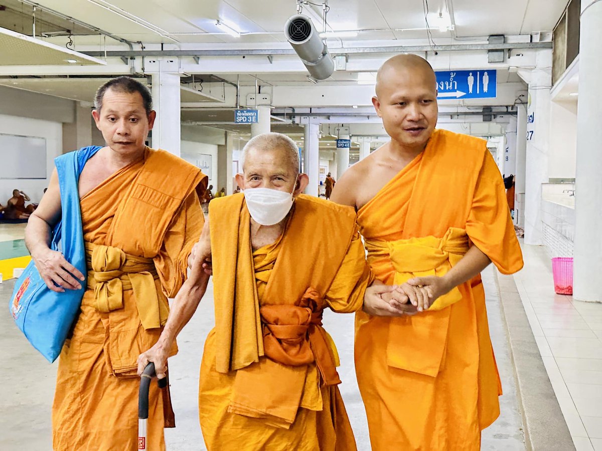 Psanitwong's tweet image. ความเมตตาของหลวงปู่ อายุ #97ปี จากอำเภอเทพา จังหวัดสงขลา (พื้นที่ความไม่สงบใน 4 จังหวัดชายแดนภาคใต้) ที่เมตตานั่งรถบัสกว่า 1,000 กม. เดินทางมาเป็นเนื้อนาบุญ ในพิธีถวายสังฆทาน 10,000 วัด ทำบุญอายุวัฒนมงคล 80 ปี หลวงพ่อธัมมชโย ณ วัดพระธรรมกาย อ.คลองหลวง จ.ปทุมธานี
วันจันทร์ที่ 22…