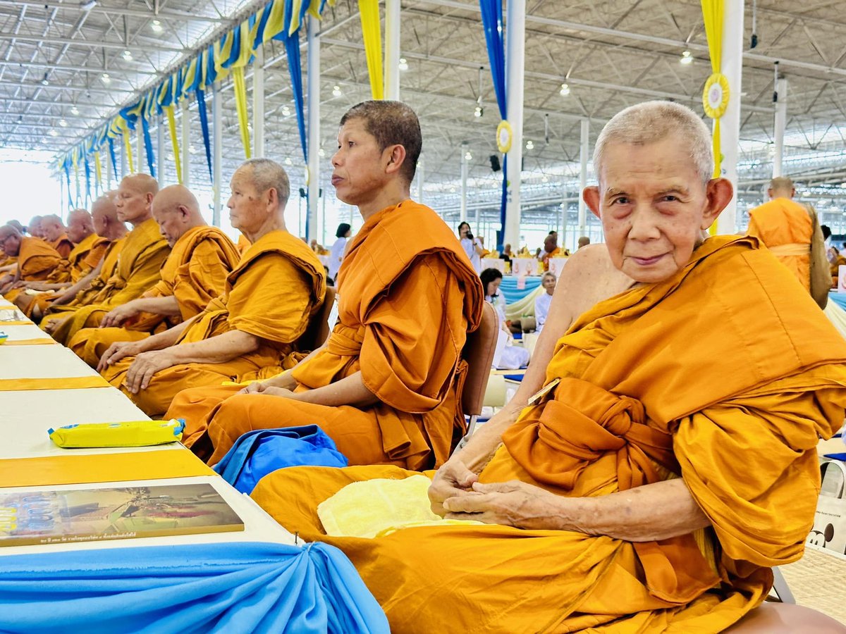 Psanitwong's tweet image. ความเมตตาของหลวงปู่ อายุ #97ปี จากอำเภอเทพา จังหวัดสงขลา (พื้นที่ความไม่สงบใน 4 จังหวัดชายแดนภาคใต้) ที่เมตตานั่งรถบัสกว่า 1,000 กม. เดินทางมาเป็นเนื้อนาบุญ ในพิธีถวายสังฆทาน 10,000 วัด ทำบุญอายุวัฒนมงคล 80 ปี หลวงพ่อธัมมชโย ณ วัดพระธรรมกาย อ.คลองหลวง จ.ปทุมธานี
วันจันทร์ที่ 22…