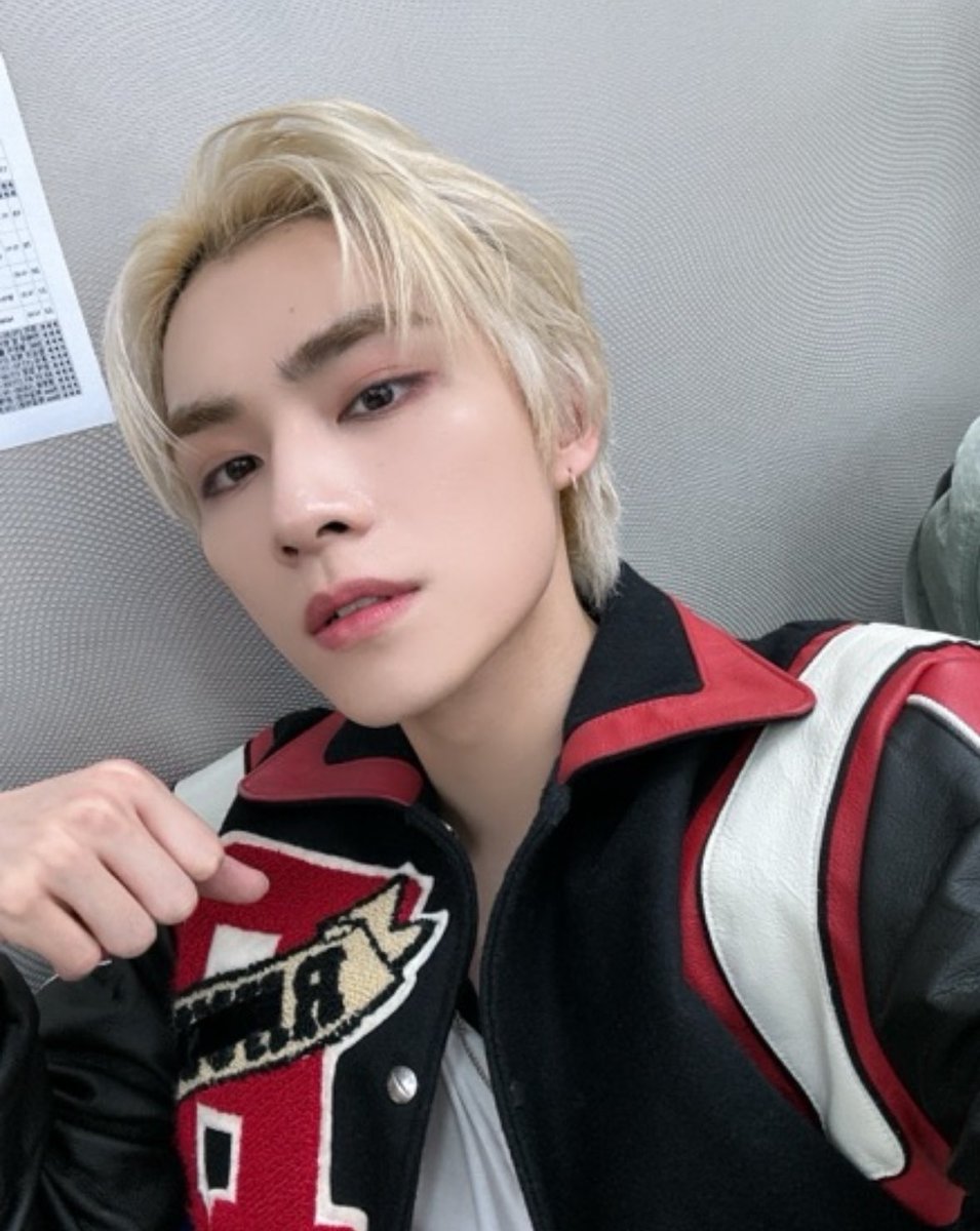 smoldejuns's tweet photo. xiaojun 🫧

'off work~ now to continue working hard for the new album~' https://t.co/8uB15K7m9y
