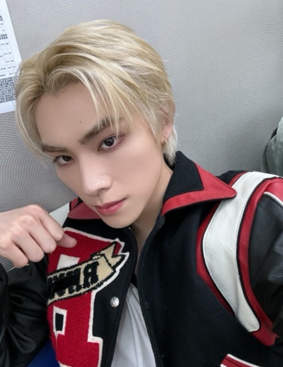 smoldejuns's tweet photo. xiaojun 🫧

'off work~ now to continue working hard for the new album~' https://t.co/8uB15K7m9y