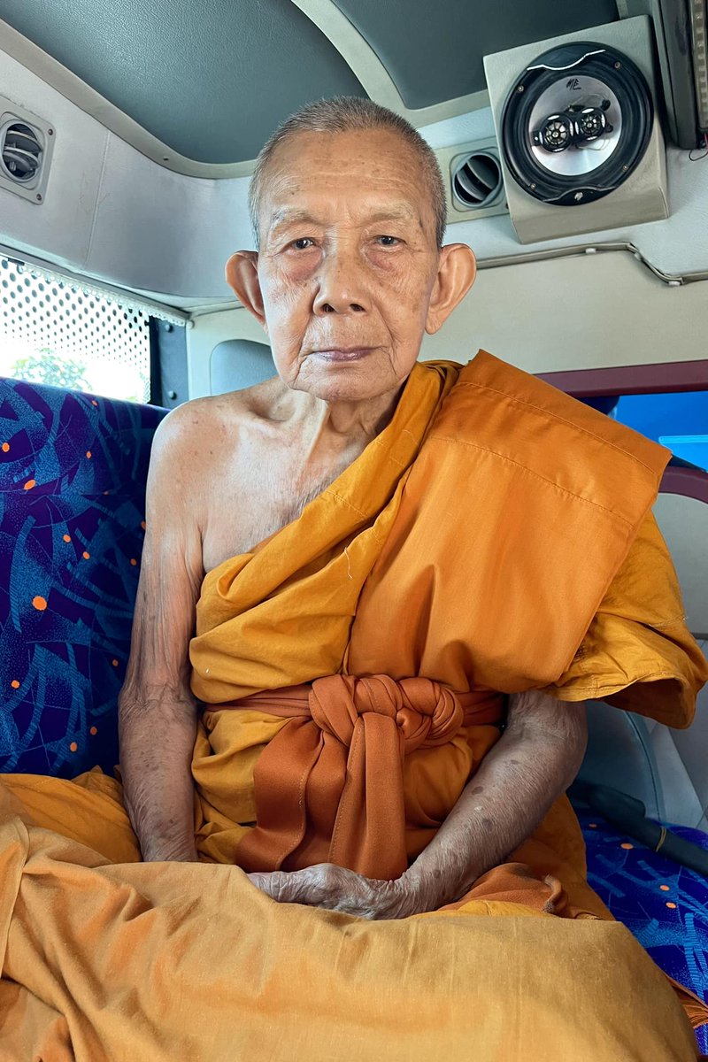 Psanitwong's tweet image. ความเมตตาของหลวงปู่ อายุ #97ปี จากอำเภอเทพา จังหวัดสงขลา (พื้นที่ความไม่สงบใน 4 จังหวัดชายแดนภาคใต้) ที่เมตตานั่งรถบัสกว่า 1,000 กม. เดินทางมาเป็นเนื้อนาบุญ ในพิธีถวายสังฆทาน 10,000 วัด ทำบุญอายุวัฒนมงคล 80 ปี หลวงพ่อธัมมชโย ณ วัดพระธรรมกาย อ.คลองหลวง จ.ปทุมธานี
วันจันทร์ที่ 22…