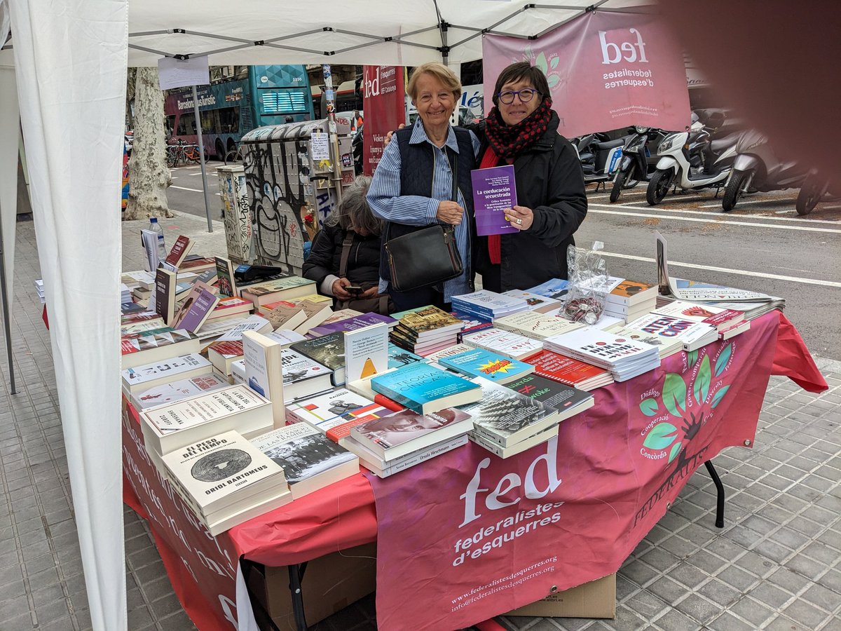 @feministas_cong @juana_gallego Segona parada #SantJordi2024 amb @EsquerraFederal @UOzkirimli @carmen_domingo Amb Neri Daurella💜 #LaCoeducaciónSecuestrada