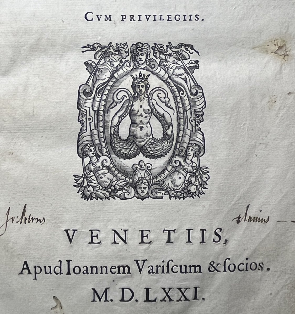 Think your #ThrowbackTuesday is vintage? Check out Varisco's 1571 Venetian printer's mark. #Starbucks, your mermaid might have some explaining to do about her long-lost twin looking fabulous after 450 years! #Retro #Twinning #bookhistory