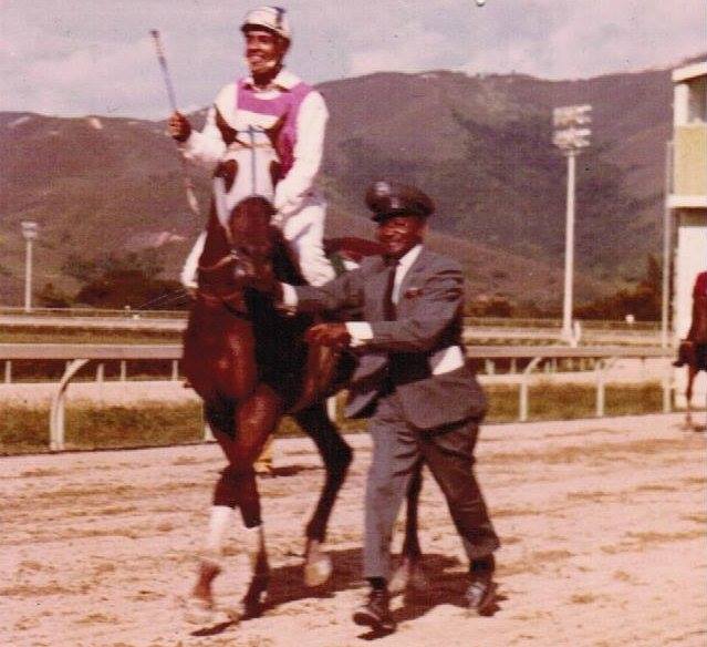23 de Abril de 1971 Hacen 53 años Exactamente.Carlos Alberto Hidalgo gana la Especial "Gentleman Raiders" con el ejemplar DIVITO, entrenado por Raúl Payares. Don Angel María Gudiño, lo conduce al paddock de Triunfadores, Prueba valida para las apuestas, dejo 9/5 a ganador