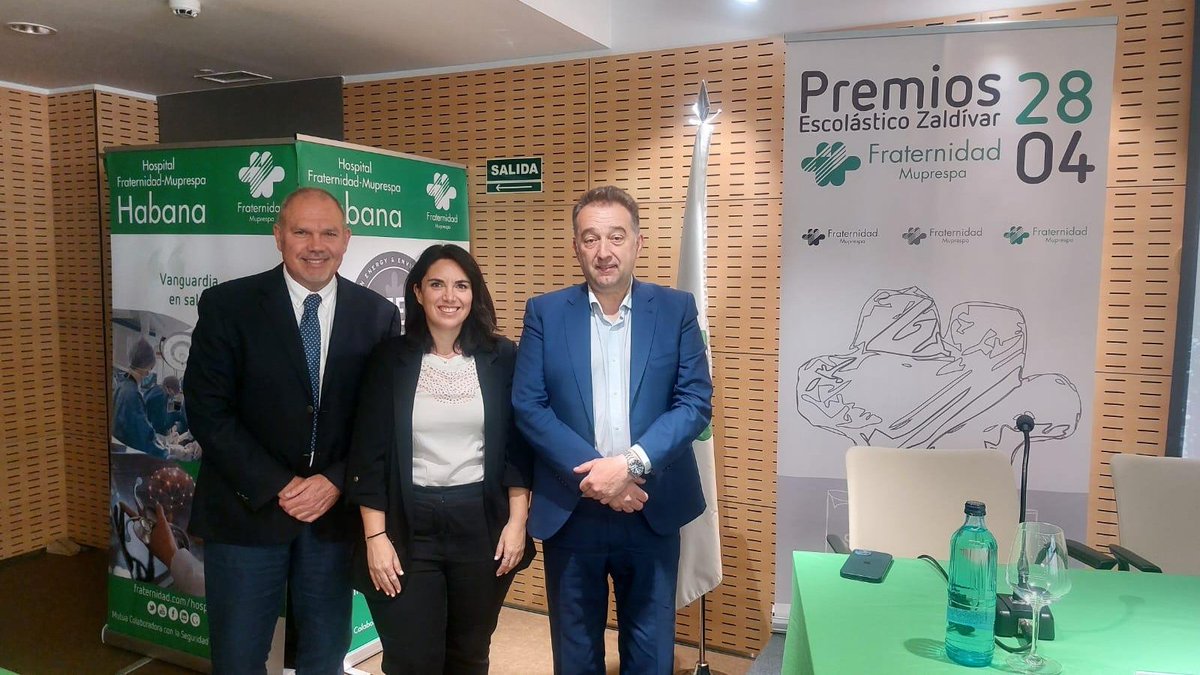 Emasagra's tweet photo. Emasagra recibe la Mención de Honor en los Premios "Escolástico Zaldívar" que organiza @MutuaFM  por su programa para el cuidado de la salud mental y el bienestar de su plantilla. 
🙌Muchas gracias. 
▶ Mas info https://t.co/AIWrJ7HslS https://t.co/L9m3ZU1cWa