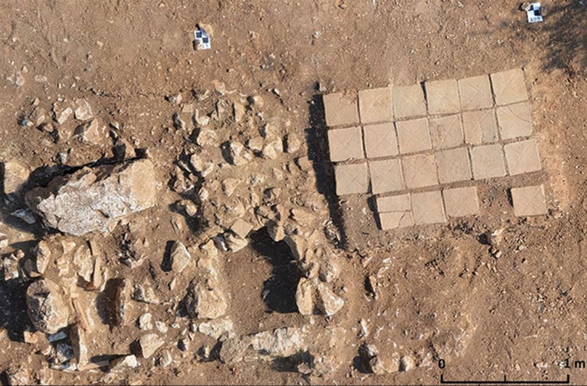 A grave in a Roman cemetery at Sagalassos was covered in tiles. This, along with the use of lime and nails to 'magically' seal the graves suggests that the residents were taking measures to prevent the deceased's return! #TilesOnTuesday 🆓 buff.ly/3vCai27