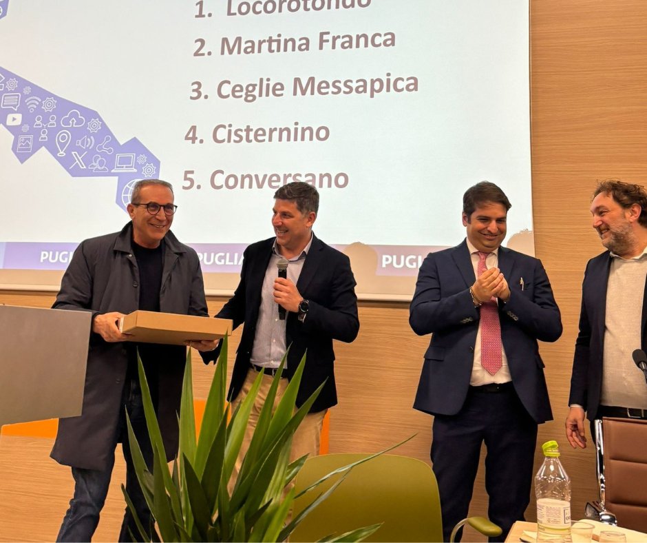 DataAppeal's tweet photo. Qualche foto di questa mattina durante la premiazione di #DataAppeal ai comuni della @RegionePuglia più popolari e apprezzati dai turisti.
#datadrivendestination
#puglia
#dati #turismo
@WeAreInPuglia https://t.co/ug0VbRQ7dt