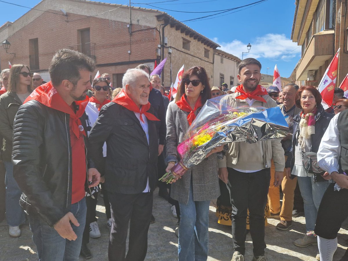 En Villalar de los Comuneros. Jornada festiva en CyL, pero también de reivindicación. No permitiremos ni un paso atrás en derechos. El espíritu comunero sigue presente. Castilla y León se merece su fiesta y honrar a los comuneros y comuneras que dejaron su vida por la libertad.