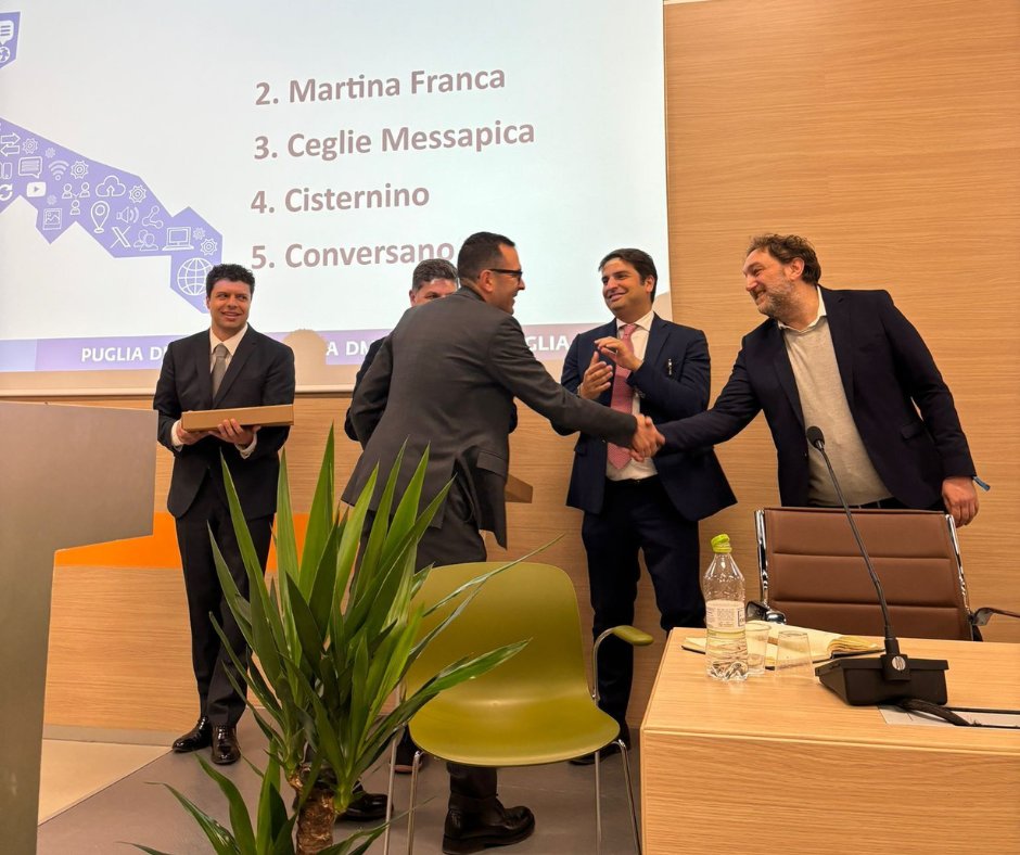 DataAppeal's tweet photo. Qualche foto di questa mattina durante la premiazione di #DataAppeal ai comuni della @RegionePuglia più popolari e apprezzati dai turisti.
#datadrivendestination
#puglia
#dati #turismo
@WeAreInPuglia https://t.co/ug0VbRQ7dt
