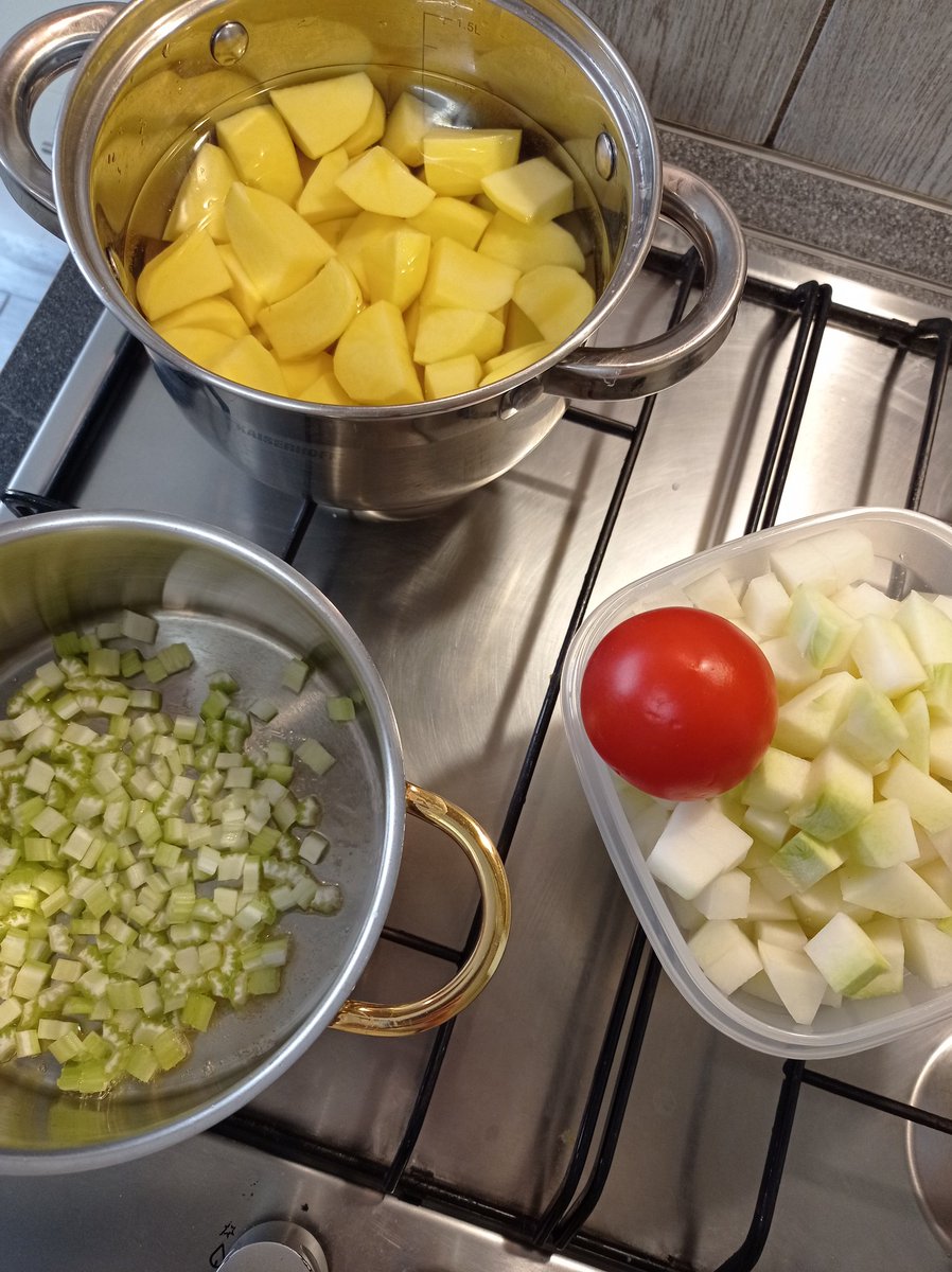 #Essensvorbereitungen 

Kartoffeln, Kohlrabi-Sellerie Kräuter-Mehschwitze und Tomatenwürfeln, dazu Minutensteaks.

#Mahlzeit 

Alles verputzt 👍