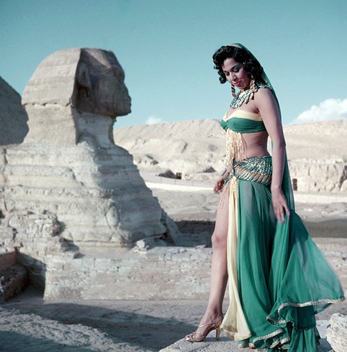 Egyptian dancer Samia Gamal posing at the Sphinx in Giza, c.1960 🇪🇬