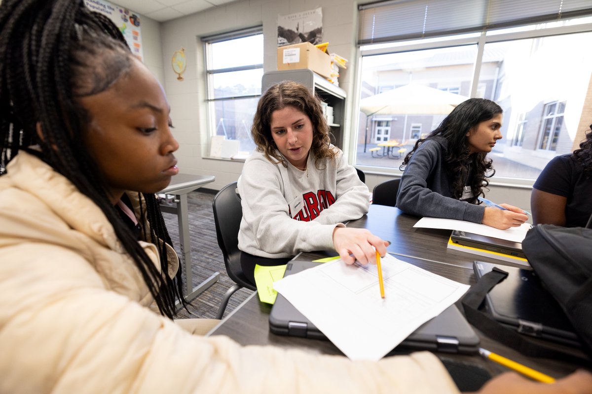 On #CampusAndCommunity Day we are highlighting UGA's work in the community we call home through partnerships with local schools. Students at Hilsman Middle School in Athens are excelling thanks to mentoring relationships with UGA students. Learn more wearegeorgia.uga.edu/story/bonding-… #ITGA