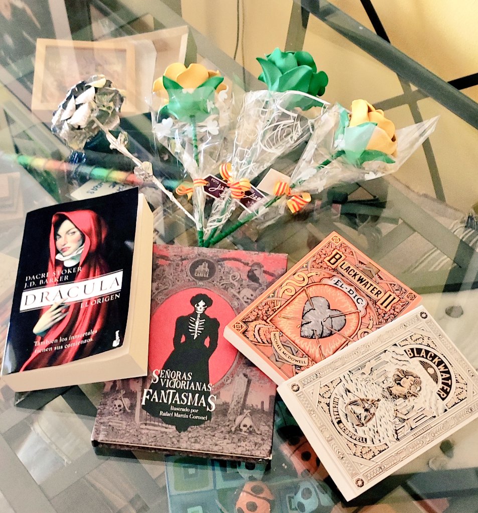 traduceman's tweet photo. Dons aquí ja hem cumplert amb la tradició, i el meu amor i jo ens hem regalat roses i llibres🌹♥️📙. #SantJordi2024 #rosesillibres #DiaMundialDelLibro #libros https://t.co/9DVhK8ilhm