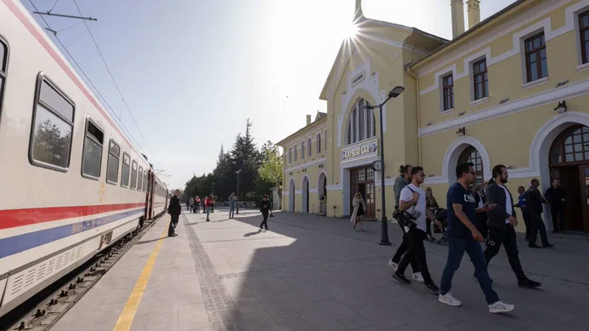 🔴 Mezopotamya Ekspresi ilk seferini tamamladı: Türkiye'nin yeni turistik treni 'Mezopotamya Ekspresi' Ankara'dan başlayıp Diyarbakır'da sonlanan ilk seferini tamamladı. birgun.net/haber/mezopota…