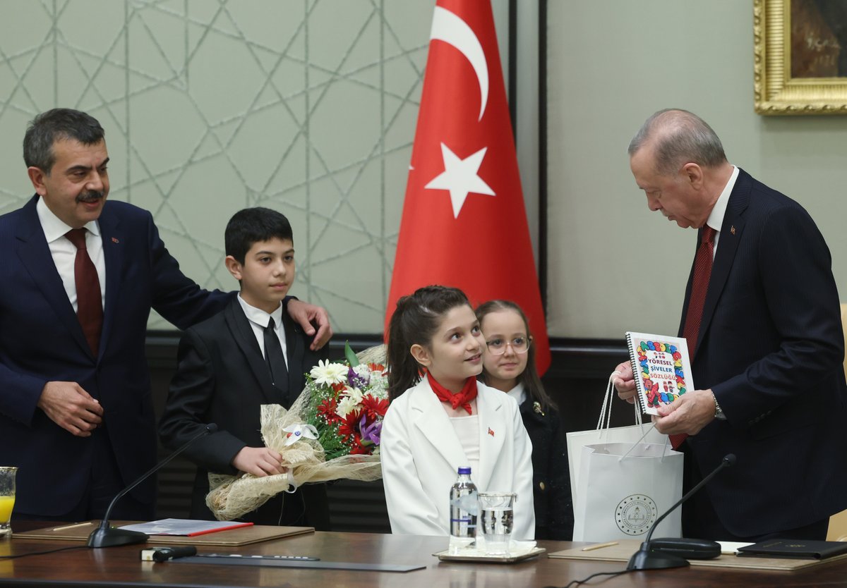 Cumhurbaşkanımız @RTErdogan, 23 Nisan Millî Egemenlik ve Çocuk Bayramı vesilesiyle Cumhurbaşkanlığı Külliyesi'nde Millî Eğitim Bakanı Yusuf Tekin ve beraberindeki çocukları kabul etti.