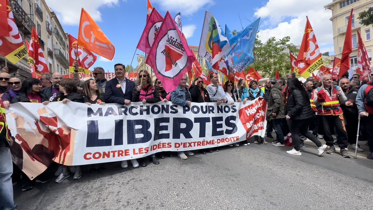 #Béziers Marches pour les #libertés et contre les idées de l’extrême-droite #23avril les manifestants scandent :« Zemmour, Le Pen, Ménard et hop ! Tous à la poubelle »@lacgtcommunique @CGT34herault @CFDT @34_fsu @UNSA_Education @UNSA_officiel