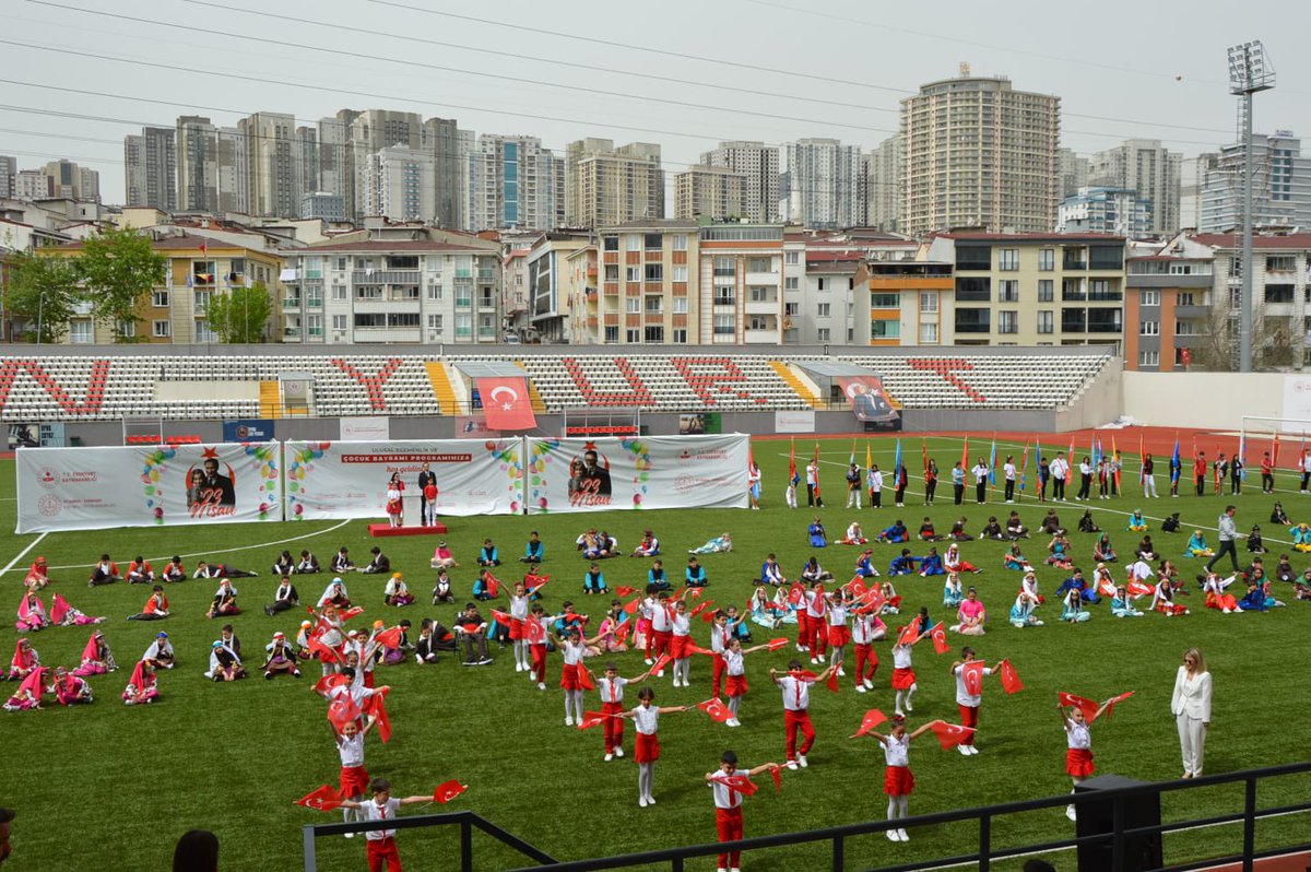 23 Nisan Ulusal Egemenlik ve Çocuk Bayramı Kutlama Programı Esenyurt Turgut Özal Stadyumunda büyük bir coşku ile gerçekleştirildi.