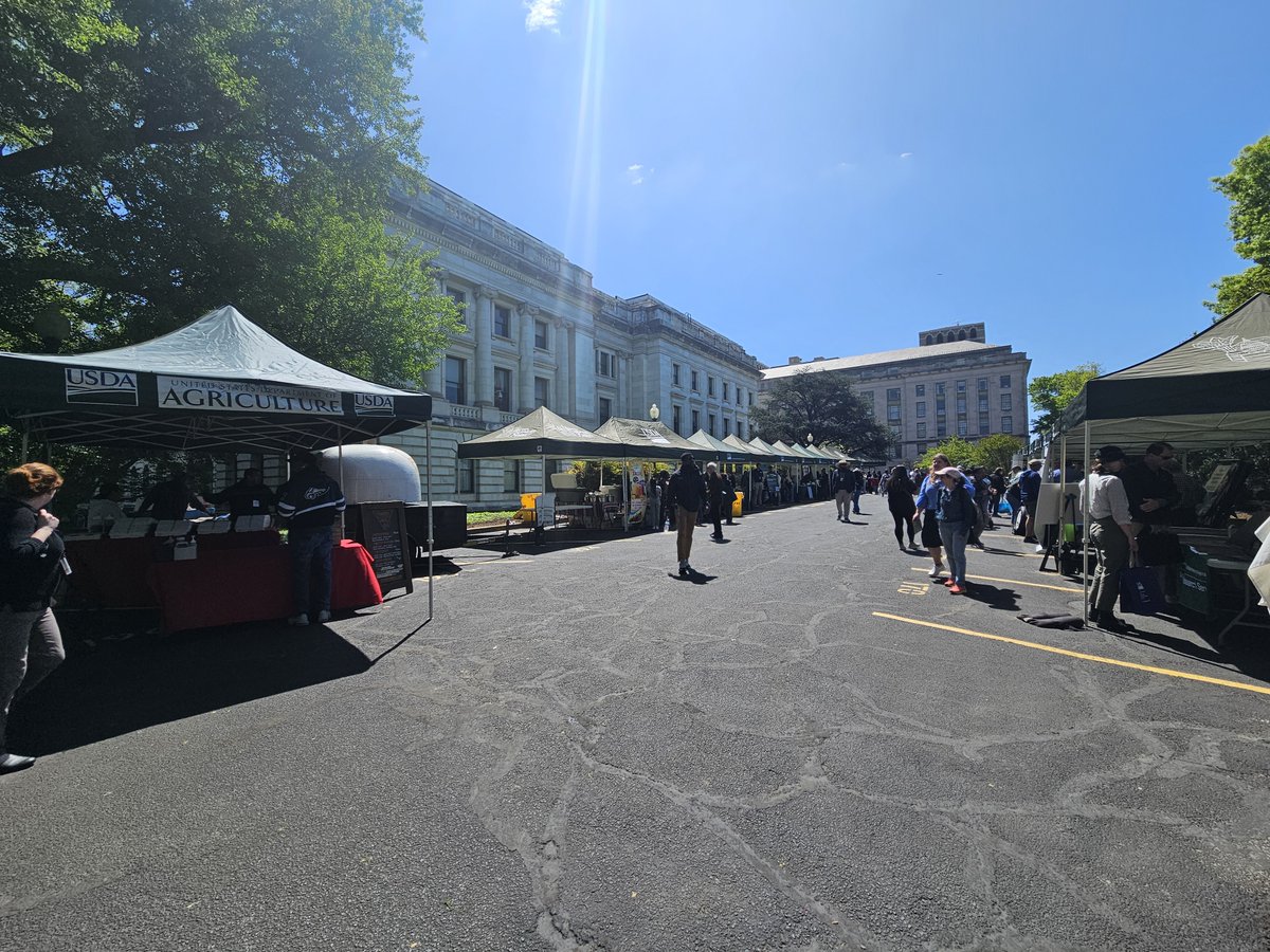 It sure was a perfect day for Earth Day festivities yesterday at the Whitten building at @USDA. Thanks to our fellow agencies, the People's Garden, the Xerces Society, and everyone else who made the celebration great! #PhotoOfTheWeek