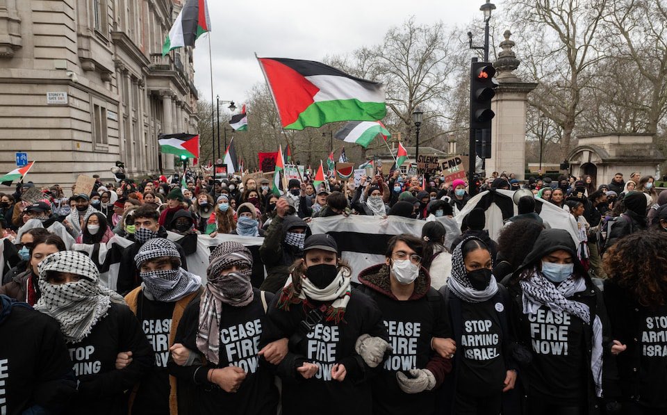 @metpoliceuk Not a mask in sight eh! 6 months you’ve allowed this. One day for St. George’s Day and you’re concerned about masks all of a sudden. #TwoTierPolicing is real