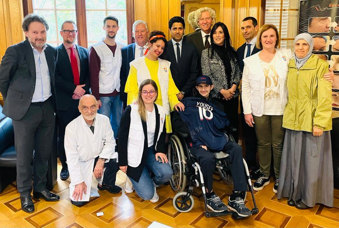 🇫🇷🇵🇸🇨🇭 FLASH - Le président du PSG, Nasser Al-Khelaifi, a visité un centre médical à Genève et est parti à la rencontre de Yousef Farraj, 16 ans, qui a perdu une jambe à Gaza. Le jeune homme rêvait de devenir footballeur professionnel. (via @lasource75006)