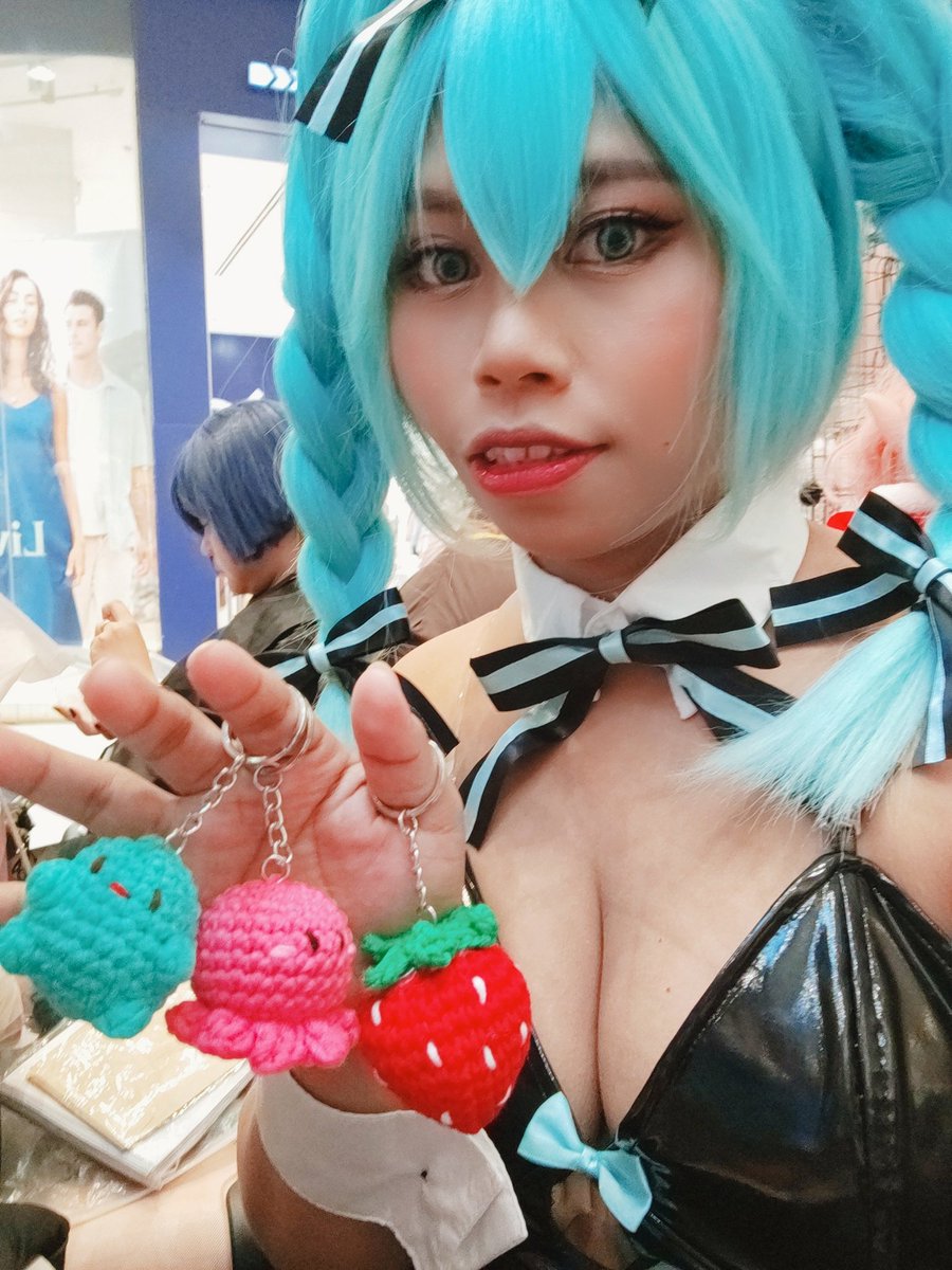 himiko_weiwei's tweet photo. ganto po ba mag promote? 😆💖
bili na po kayo keychains 🫣🫣💖💖 https://t.co/cPJ48RtruA
