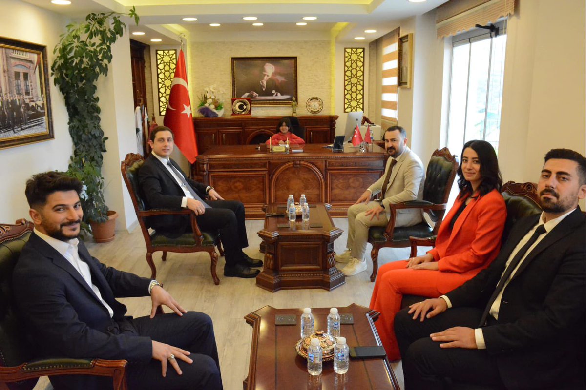 YedisuKaymakam's tweet photo. 23 Nisan’da Kaymakamımız Sayın Furkan BAŞAR Koltuğunu Minik Öğrenciye Devretti.Kaymakamımız Sayın Furkan BAŞAR, 23 Nisan Ulusal Egemenlik ve Çocuk Bayramı kutlamaları kapsamında Yedisu İlkokulu 3/B sınıfı öğrencisi Ceren AÇİM’e temsili olarak makamını devretti. https://t.co/7tqA1SOelL