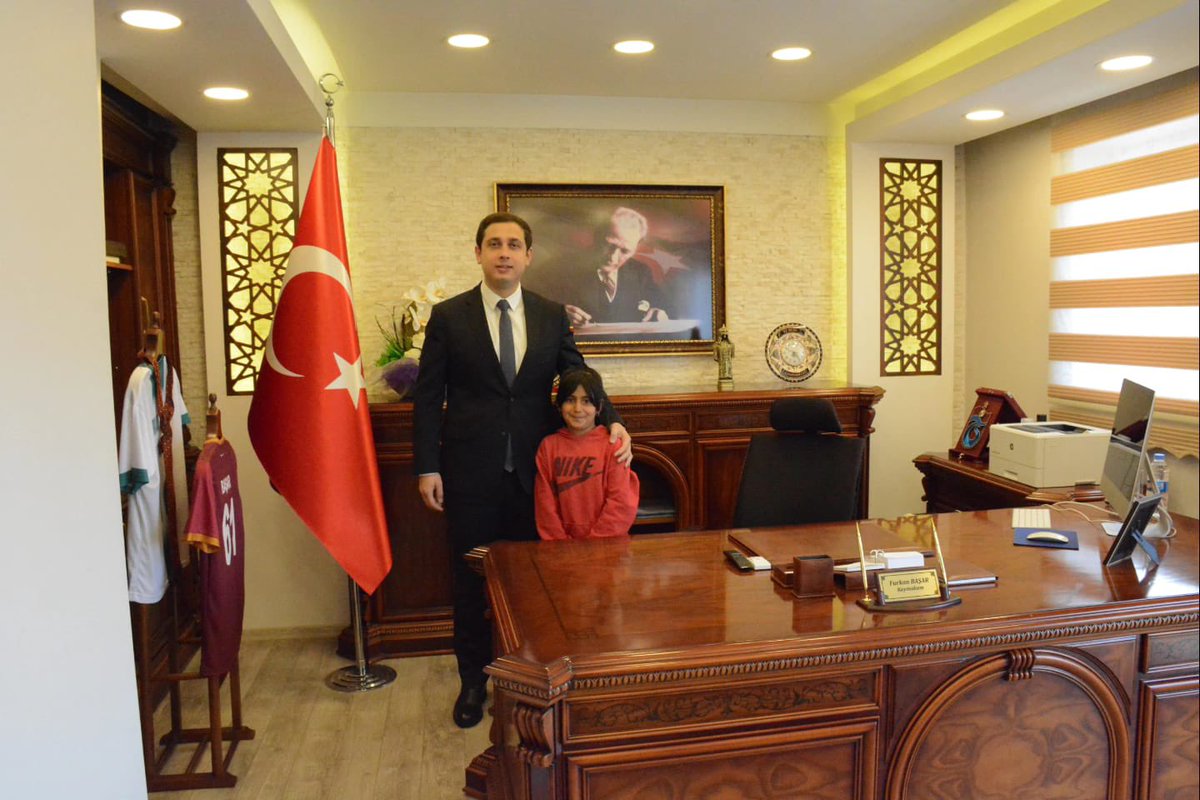 YedisuKaymakam's tweet photo. 23 Nisan’da Kaymakamımız Sayın Furkan BAŞAR Koltuğunu Minik Öğrenciye Devretti.Kaymakamımız Sayın Furkan BAŞAR, 23 Nisan Ulusal Egemenlik ve Çocuk Bayramı kutlamaları kapsamında Yedisu İlkokulu 3/B sınıfı öğrencisi Ceren AÇİM’e temsili olarak makamını devretti. https://t.co/7tqA1SOelL