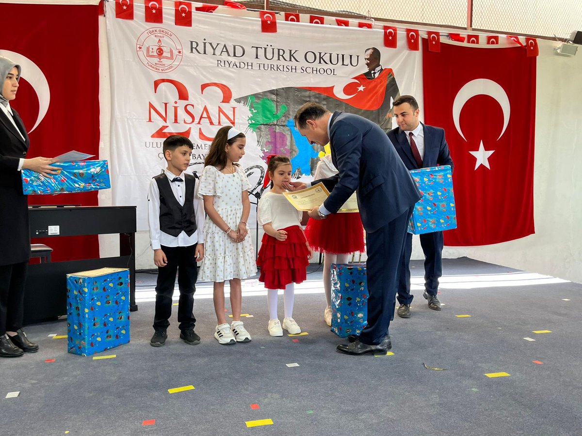 📍Riyad Uluslararası Türk Okulu @RiyadUto’da eğitim gören kıymetli yavrularımızla bir araya geldik. #23Nisan Ulusal Egemenlik ve Çocuk Bayramı’nı büyük bir coşkuyla kutlayarak; okulumuzun düzenlemiş olduğu resim ve şiir yarışmasını kazanan öğrencilerimize hediyelerini verdik.