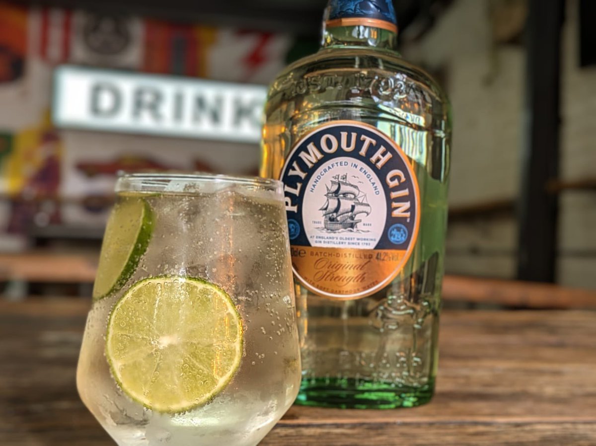 Plymouth gin turning Tuesdays into the highlight of the week! Who said weekends get to have all the fun?🍸😄

 #TuesdayGin #publife #bermondseystreet #garden #youngspubs #togetheratyoungs #plymouthgin #spring