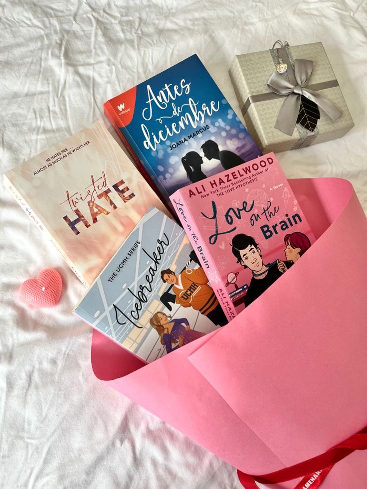 AnaOpinaDeTodo's tweet photo. Por esos libros que nos sacan sonrisas en nuestros peores momentos, nos acompañan día a día y nos hacen entender que no estamos solas. Por esos libros cuyas historias nos llevan a otros mundos donde el amor abunda en todas sus formas. Gracias❤️‍🩹

Feliz día del libro, lectores.📚 https://t.co/4nc9Ps84Wd