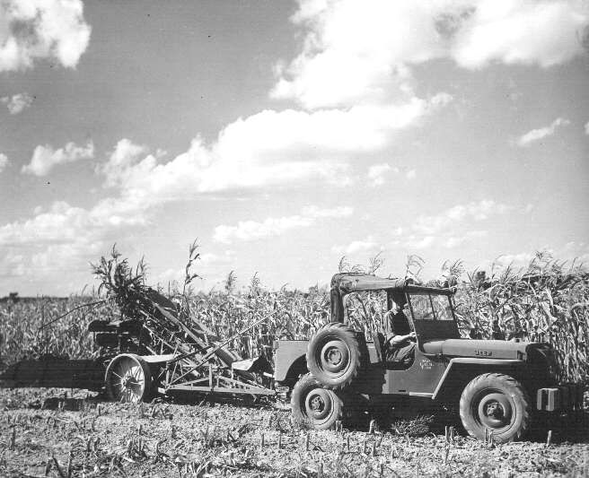 Just rolling along getting through the week, make it awesome! #vintage #tuesdayvibes #legends #history
..................... 
Happy Tuesday! #tuesday 
........................ 
📸 Unknown #jeeplife #jeep #legendary1941