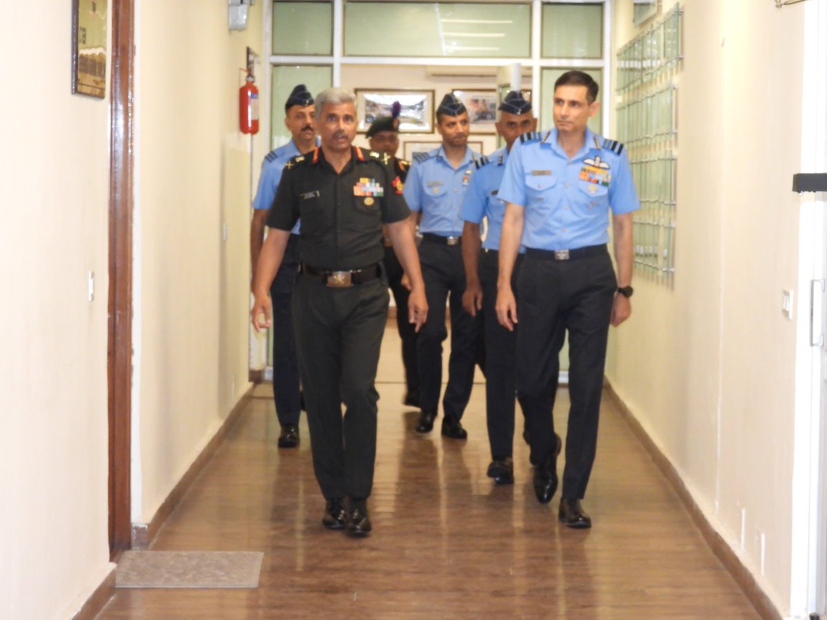 westerncomd_IA's tweet photo. #StrongAndCapable
#EverWestwards
AOC-in-C #WesternAirCommand visited #HQWesternComd and interacted with #ArmyCommander. They discussed integration, interoperability and synergy between two Commands for enhanced operational preparedness.
@adgpi
@IAF_MCC
@SpokespersonMoD https://t.co/M5kxDSwI9Q