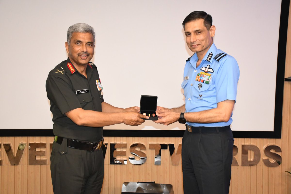#StrongAndCapable
#EverWestwards 

AOC-in-C #WesternAirCommand visited #HQWesternComd and interacted with #ArmyCommander. They discussed integration, interoperability and synergy between two Commands for enhanced operational preparedness.

@adgpi 
@IAF_MCC
@SpokespersonMoD