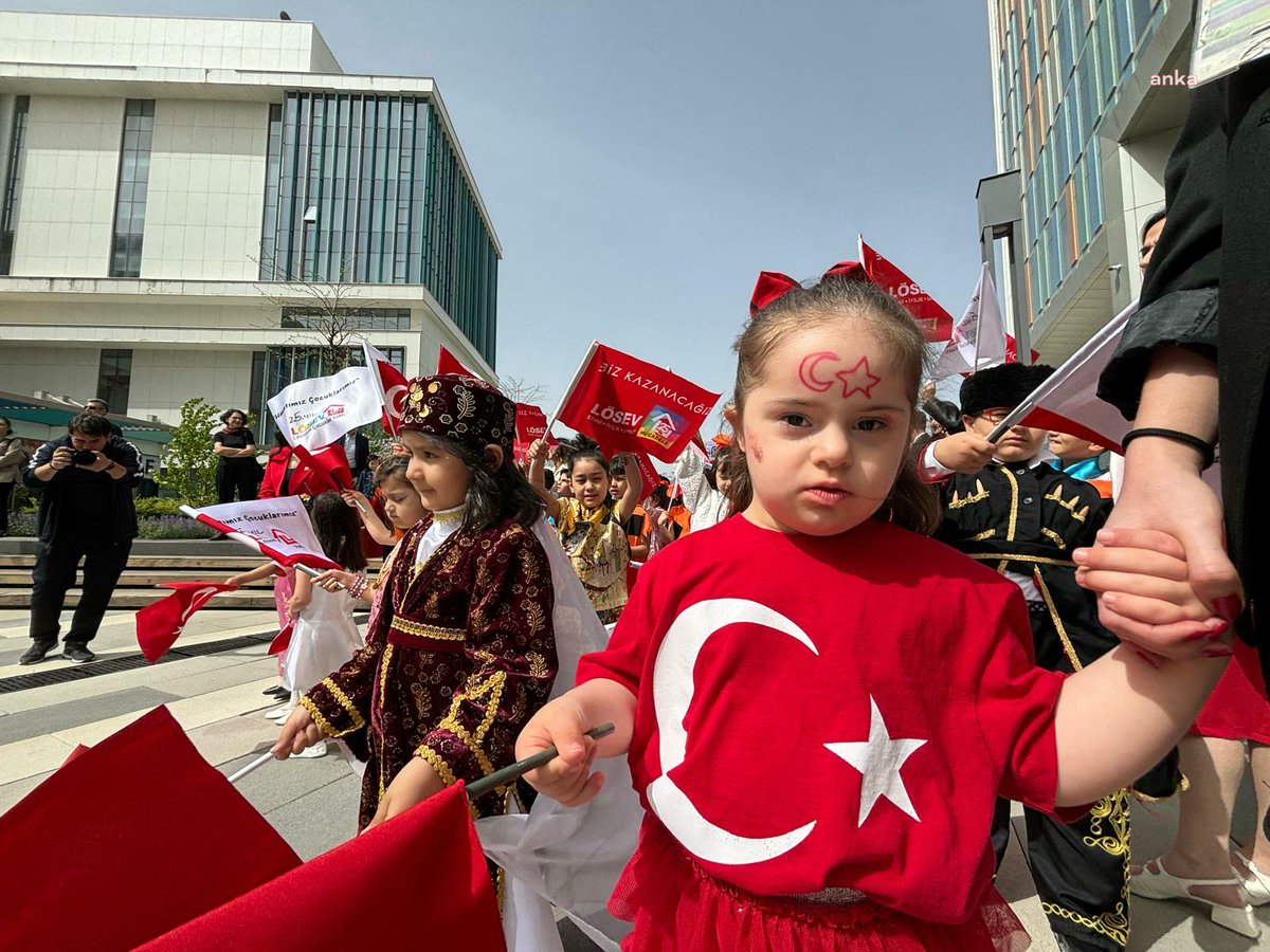 LÖSEV'e kayıtlı lösemi ve kanser ile mücadele eden çocuklar, ülke genelinde düzenlenen '23 Nisan Ulusal Egemenlik ve Çocuk Bayramı' coşkusunu birlikte yaşadı. Mustafa Kemal Atatürk tarafından kendilerine armağan edilen bayramı yaşamanın sevinciyle çocuklar; oyunlar, danslar ve