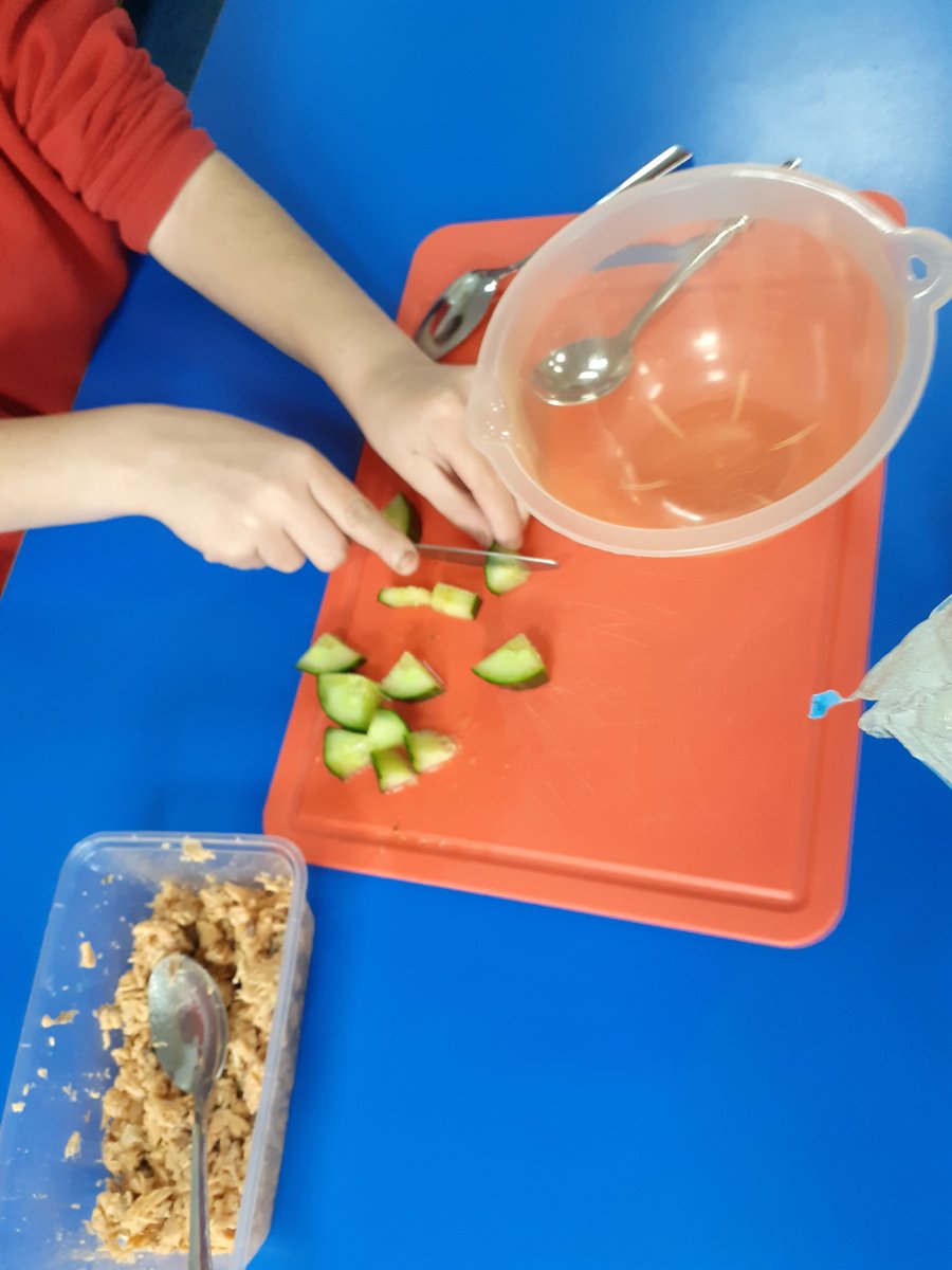 Y3 at HolyTrinity enjoyed learning about #healthylunches this morning and making and tasting salmon and spinach wraps. Great work everyone @PhunkyFoods @jane25wells